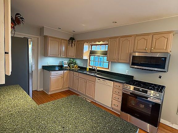 5th image of 302 N Hiawatha St