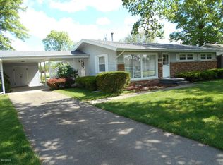 11 Holly Ln, Flora, IL 62839