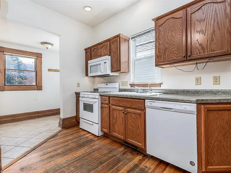 910 University Ave — Photo 24