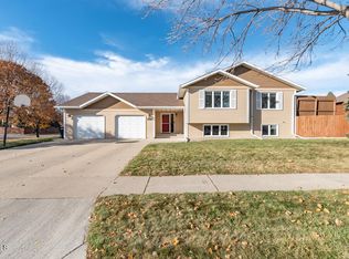 514 W Wachter Ave, Bismarck, ND 58504