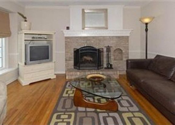 4th image of 25721 Eaton Way