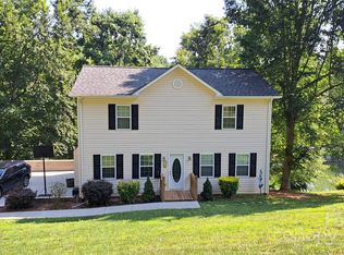 729 Victoria Ln, Hickory, NC 28602