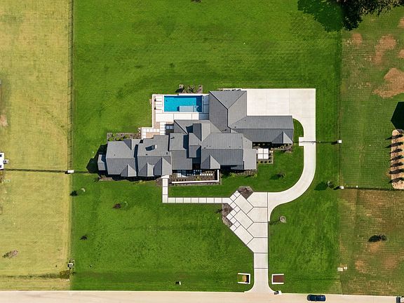 4th image of 1410 Clydesdale Rd
