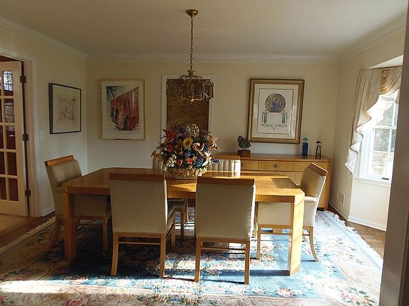 dining room w/bay window