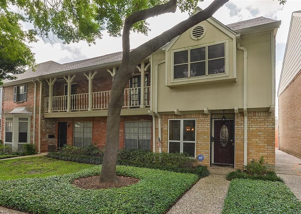 Lovely updated corner unit with lots of natural light in this private, gated community just minutes from Energy Corridor, City Center, Terry Hershey Park and quick access to Bltwy 8 and I-10.