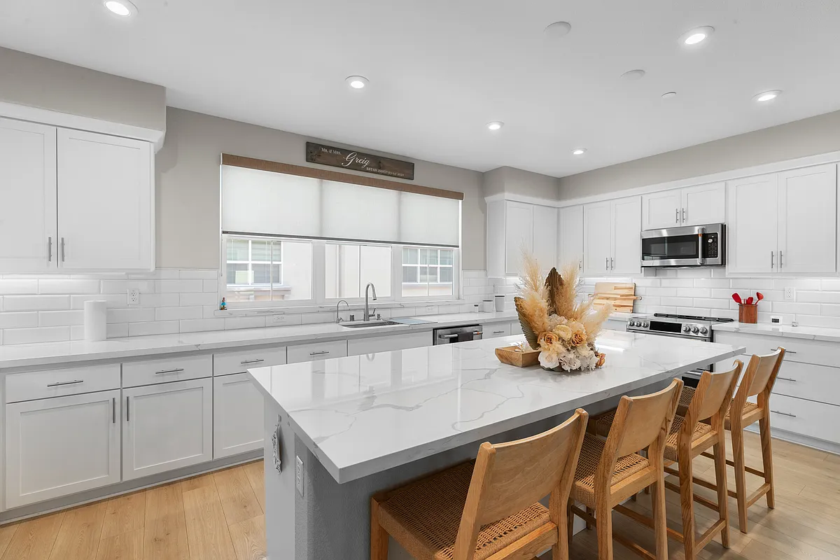 Full access to this kitchen - 1712 Pedrozzi Cmn