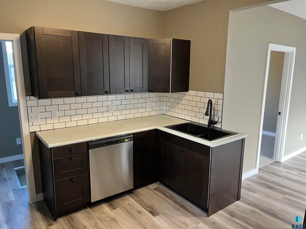 908 E 2nd St, Sioux Falls, SD 57103
