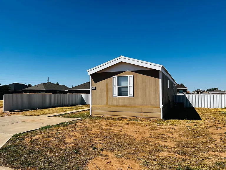 3900 Weston St — Photo 4