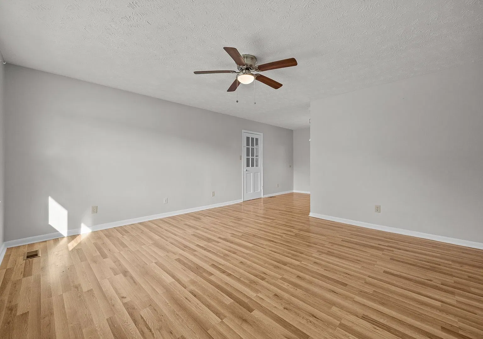 Newly Renovated 3 Bed/1.5 Bath — Photo 3