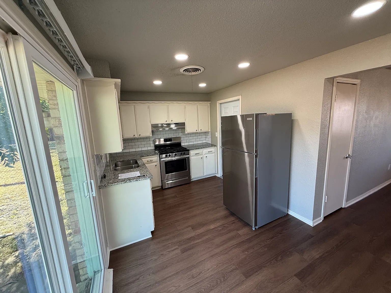 3 bed, 1.5 bath, $1,300 — Photo 3