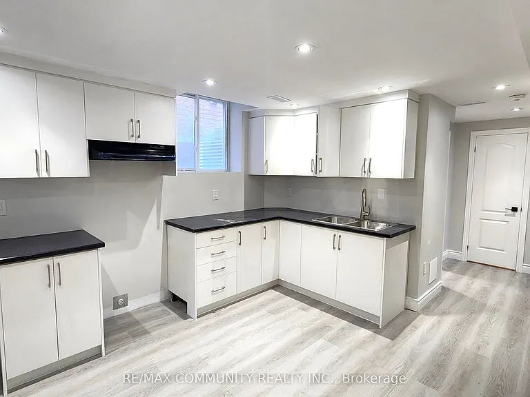 435 Stonegate Ave #LOWER — Photo 6