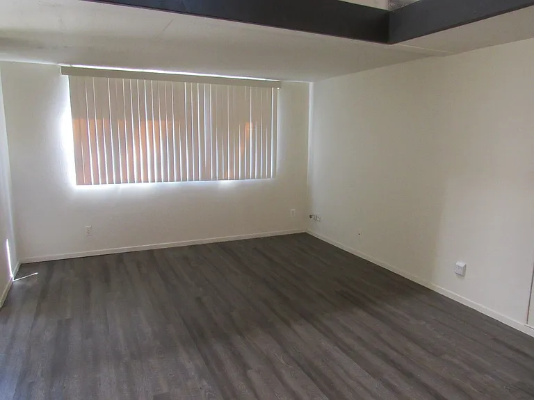 481 Hillview St — Photo 2