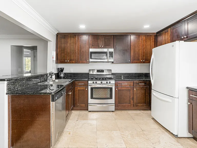 6316 Skyline Dr — Photo 2