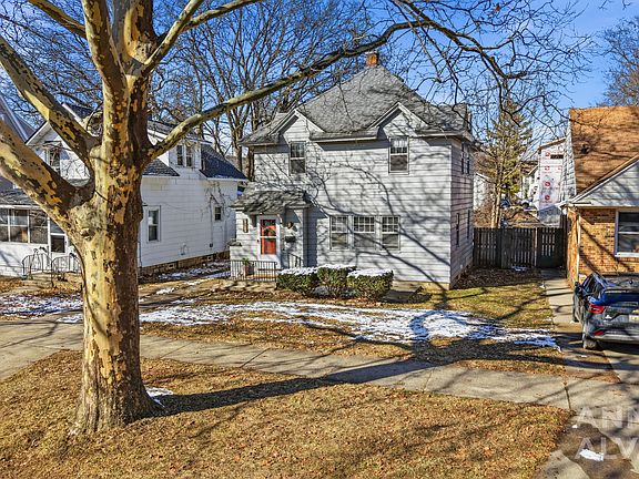 4th image of 1017 Lake Michigan Dr NW
