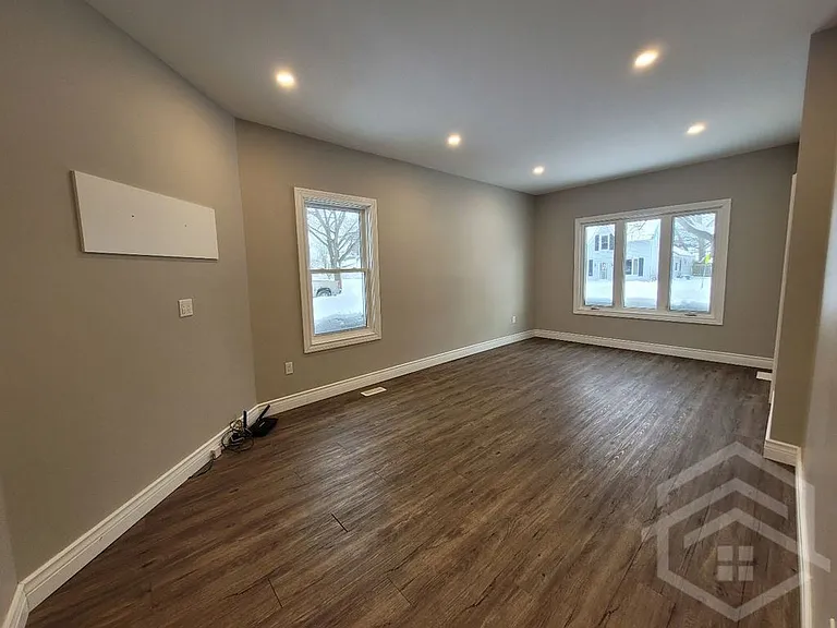 16 Palmer St W #A — Photo 3