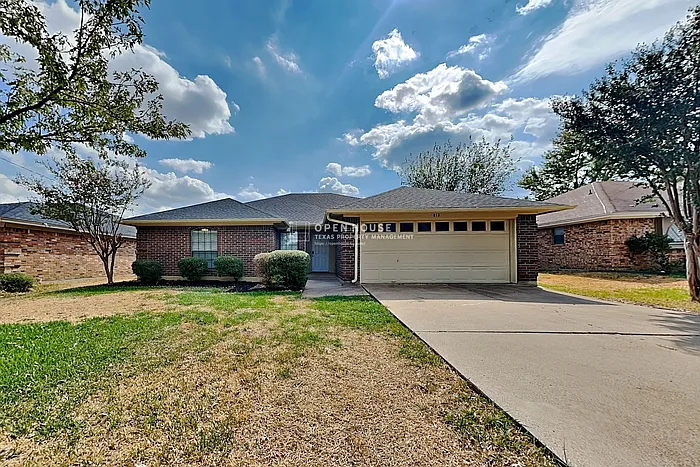3 bed, 2.0 bath, 1516 sqft, $2,200 — Photo 1