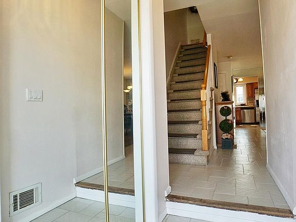 4th image of 48 Moffett St