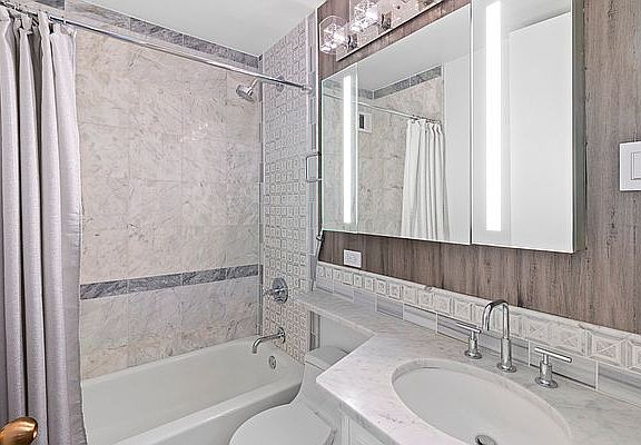 3rd image of 500 W 43rd St APT 21G