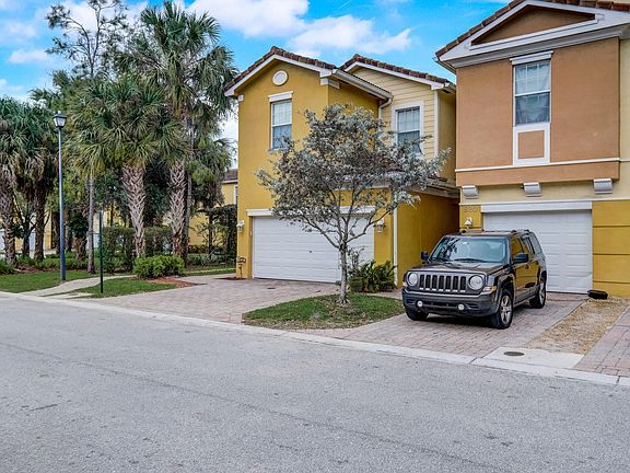 2nd image of 818 Pipers Cay Drive