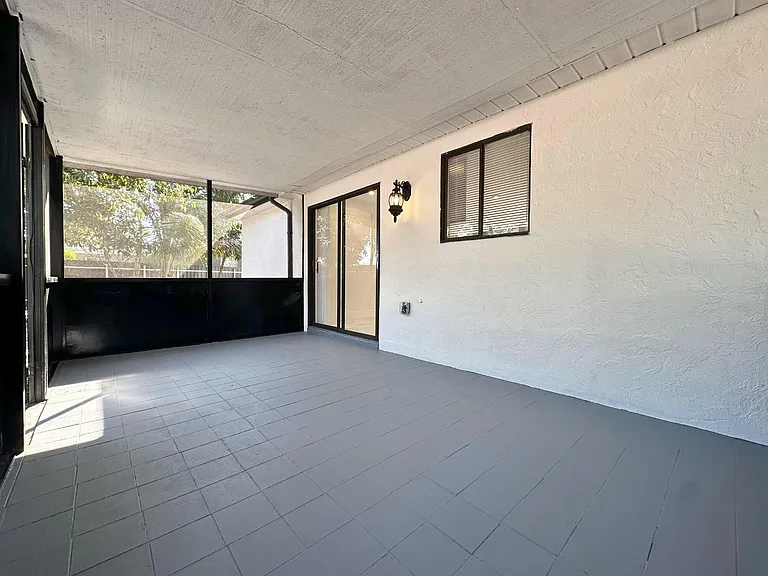 1049 Grandview Cir — Photo 14