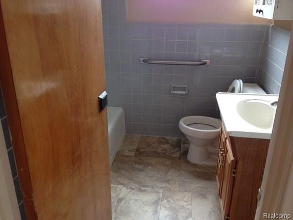 5th image of 5528 Vivian St