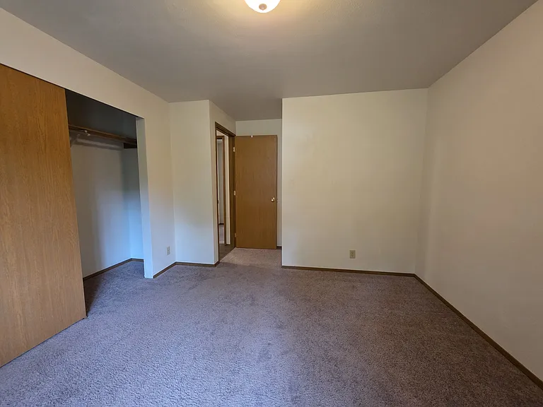 384 Selkirk Dr — Photo 9
