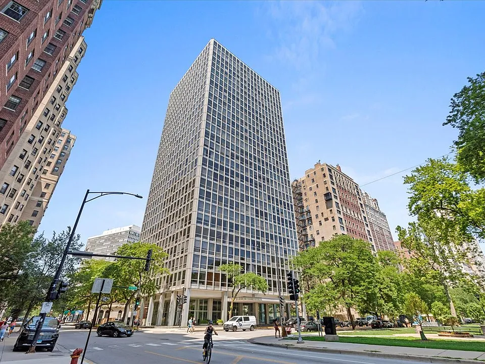 2400 N Lakeview Ave #614-15