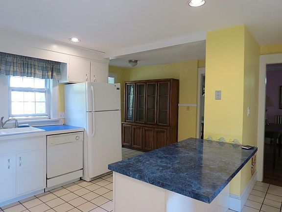 5th image of 208 Kenoza Ave