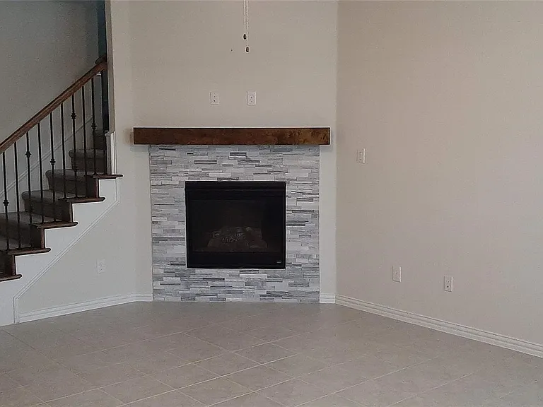 325 Kennewick Dr — Photo 2