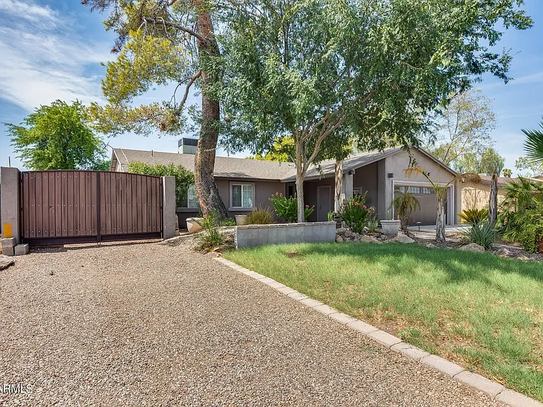 2933 W Muriel Dr — Photo 1