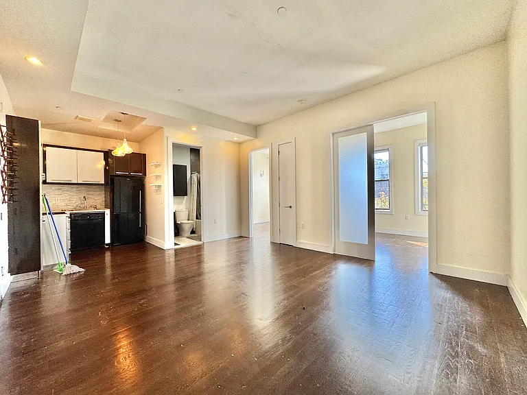 137 Manhattan Ave #3B — Photo 1