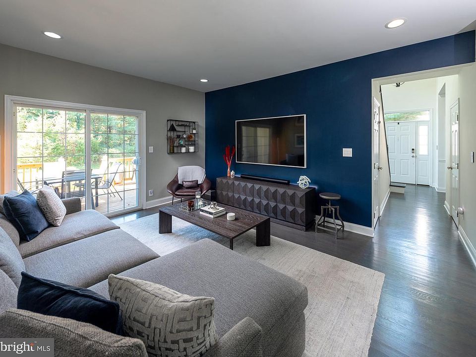 Family room w/ sliding doors to deck - Main floor