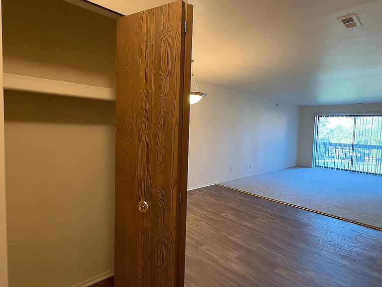 Lakeside Village Apartments — Photo 101