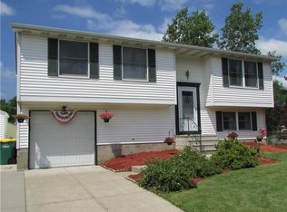 6619 Royal Pkwy S, Lockport, NY 14094