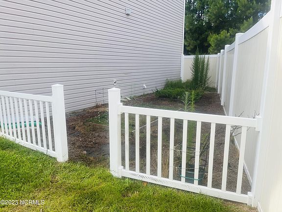 5th image of 1040 Jade Lane