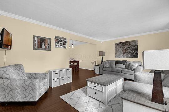 5th image of 1115 Surrey Dr