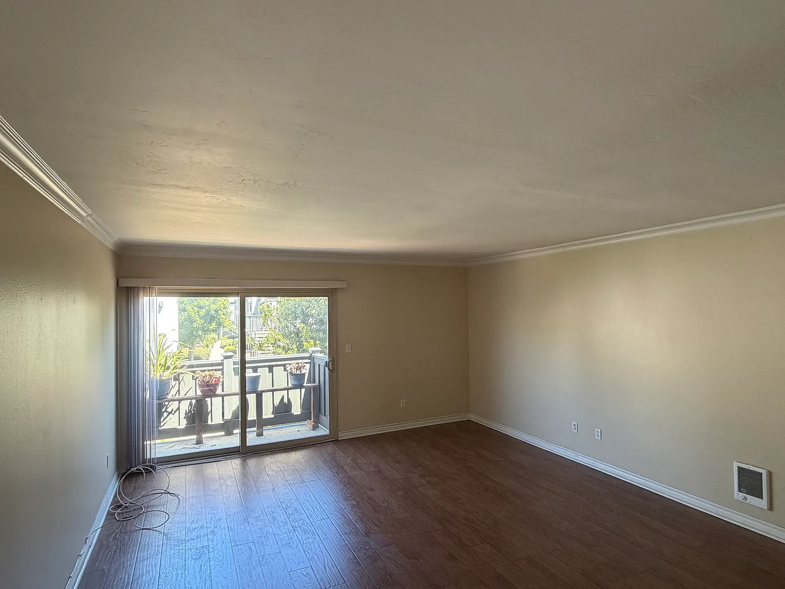 3 bed, 1094 sqft, $3,500 — Photo 2