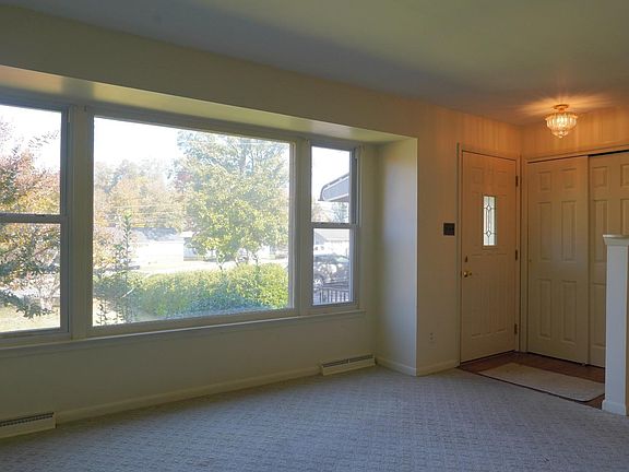 3rd image of 107 W Hawthorne Dr