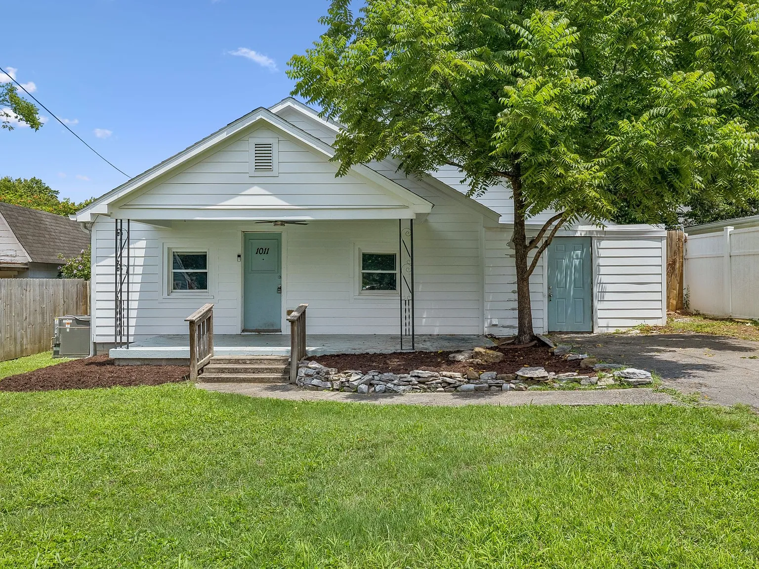 3 bed, 1.0 bath, 1203 sqft, $2,300 — Photo 1