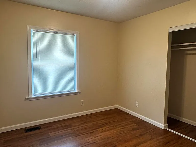112 Shamrock Dr — Photo 9