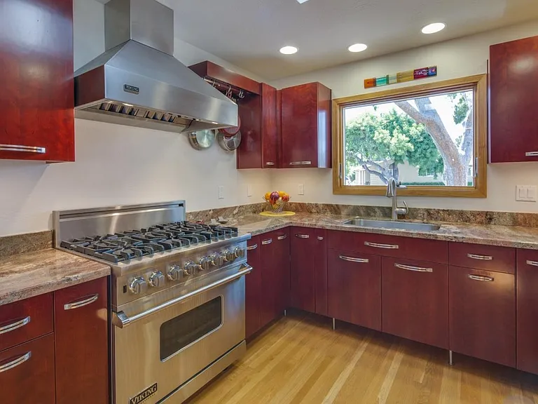 874 Wellington Pl — Photo 2