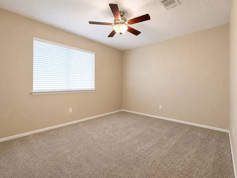 1105 Green Meadow Dr — Photo 2