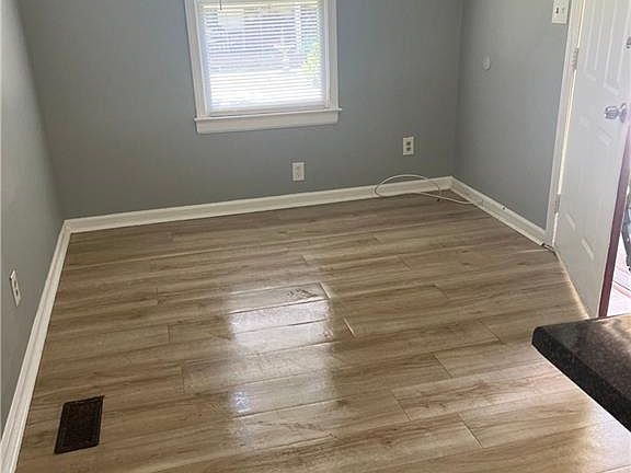 4th image of 1 E 11th St SW