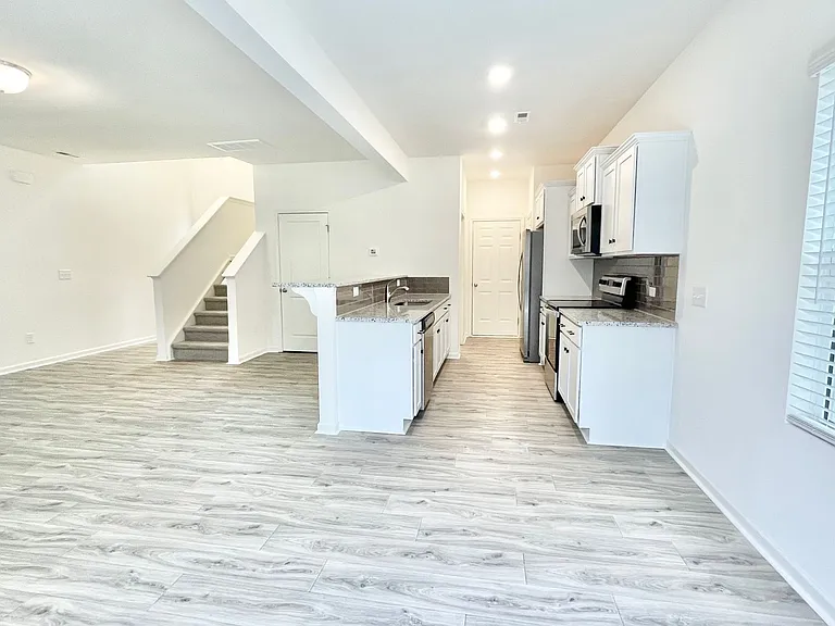 114 Luna Ln — Photo 4
