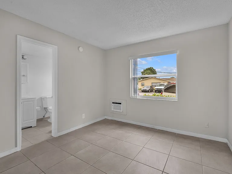 Oakland Park Villas — Photo 15
