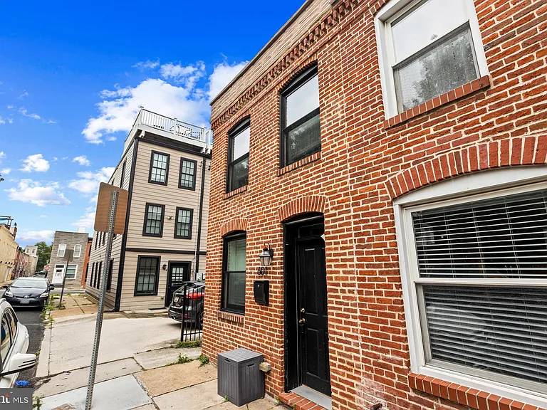 601 S Rose St — Photo 2