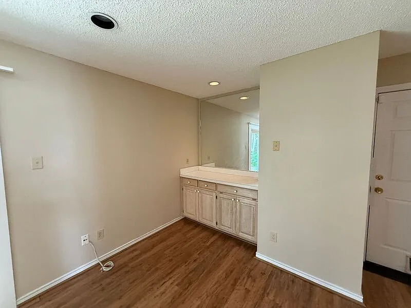 4 bed, 2.0 bath, 1938 sqft, $2,500 — Photo 3