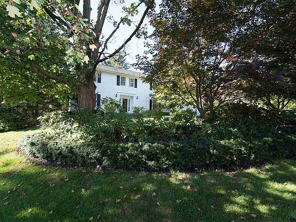 2nd image of 10 Norwood Dr