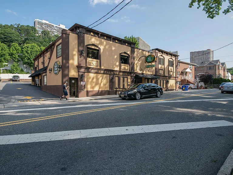 Close to dining and entertainment