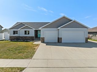 1504 Valley Bluffs Dr SE, Minot, ND 58701